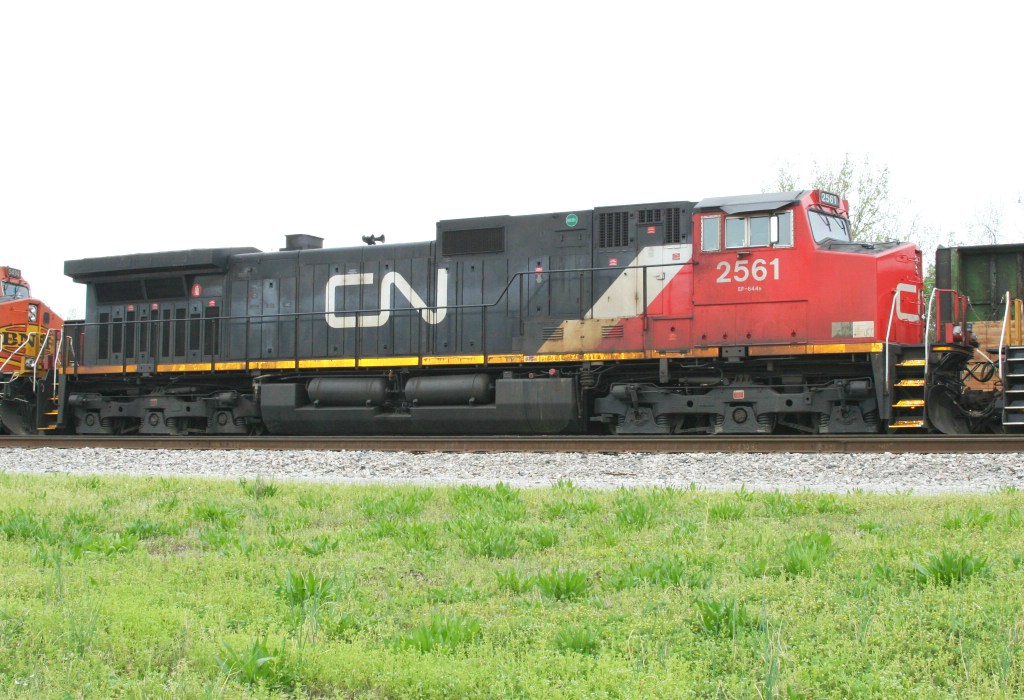 CN 2561 on Amory-Memphis train